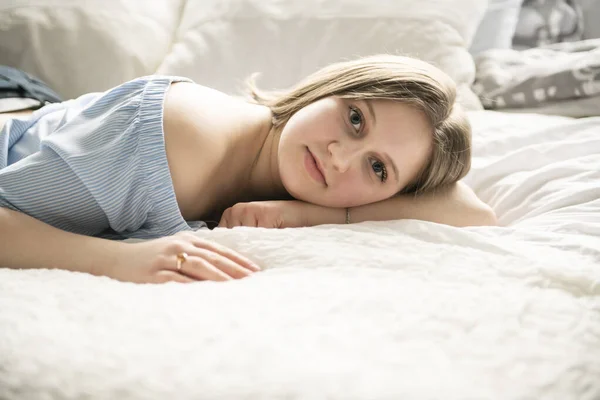 Una adolescente acostada en la cama y relajada — Foto de Stock