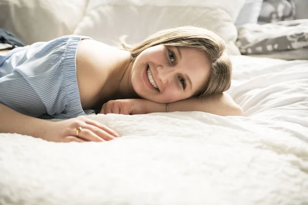 Une adolescente allongée au lit et relaxante — Photo