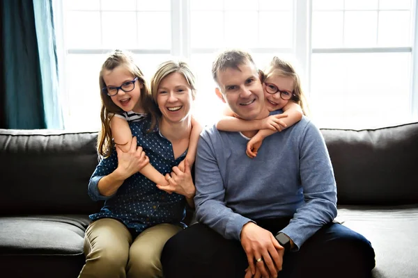 Um retrato de agradável bonito pai da família alegre com as meninas gêmeas — Fotografia de Stock