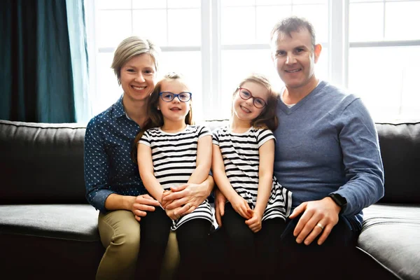 双子の女の子と素敵なかわいい陽気な家族の親の肖像 — ストック写真
