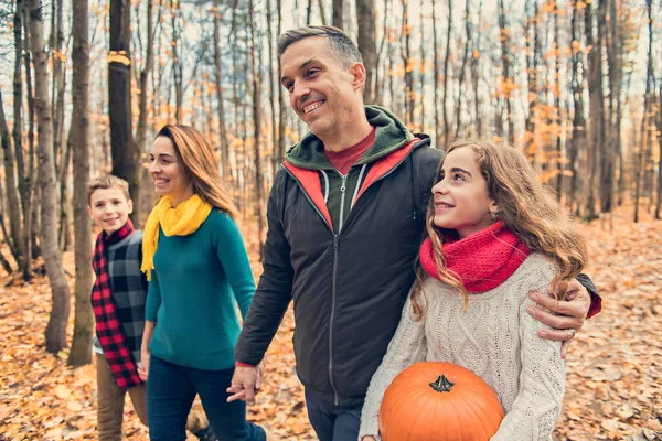 Een portret van een jong gezin in het herfstpark — Stockfoto