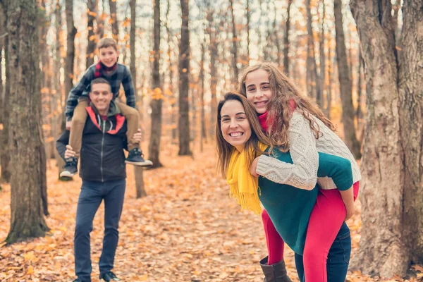 Porträt einer jungen Familie im Herbstpark — Stockfoto