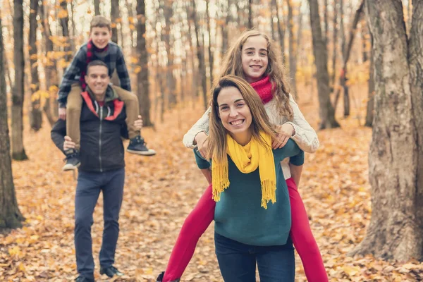 Porträt einer jungen Familie im Herbstpark — Stockfoto