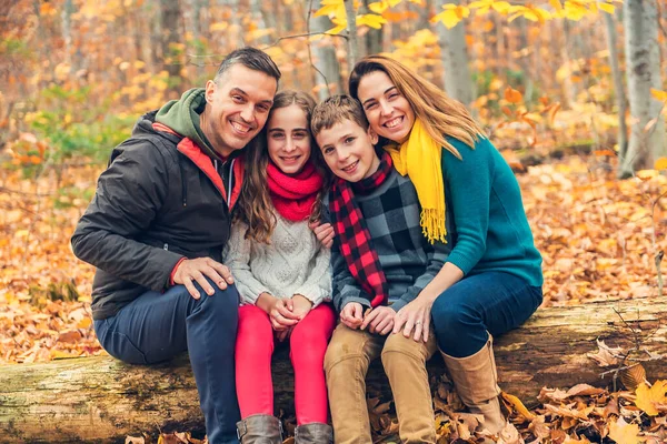 Porträt einer jungen Familie im Herbstpark — Stockfoto