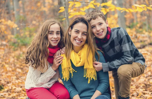 Porträt einer Mutter mit Kind im Herbstpark — Stockfoto