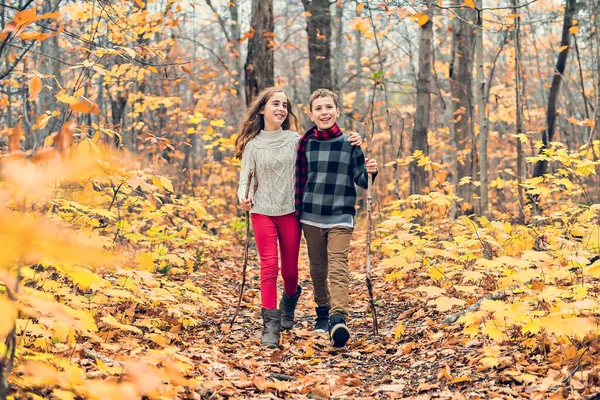 Porträt zweier Geschwisterkinder in der Herbstsaison draußen — Stockfoto