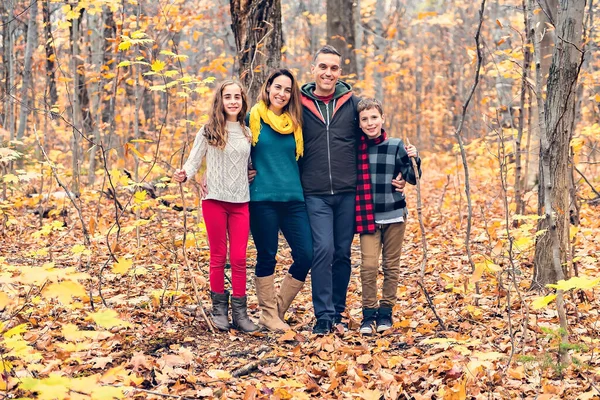 秋の公園の若い家族の肖像画 — ストック写真