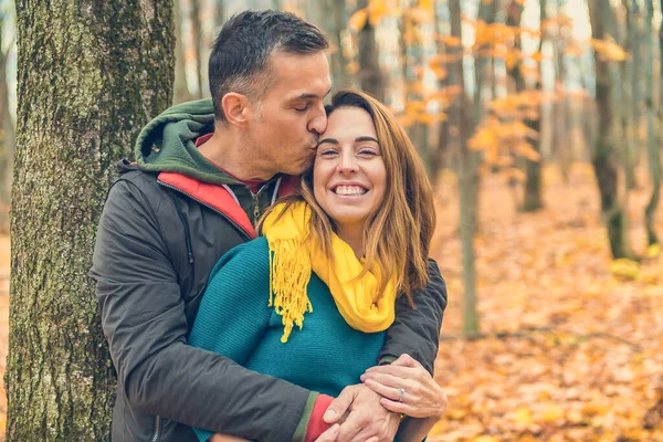 Feliz otoño pareja en un parque — Foto de Stock