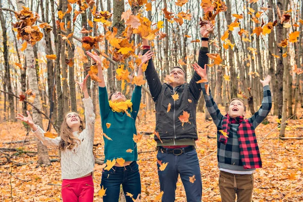 Portrait d'une jeune famille dans le parc d'automne — Photo