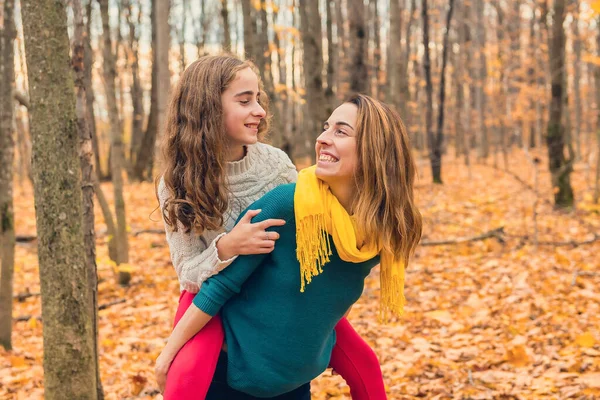 Porträt einer Mutter mit Kind im Herbstpark — Stockfoto