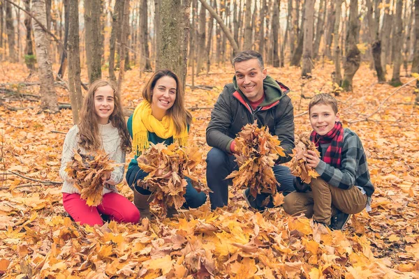 Porträt einer jungen Familie im Herbstpark — Stockfoto