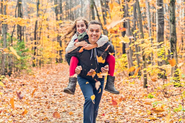 Porträt eines Vaters mit Kind im Herbstpark — Stockfoto