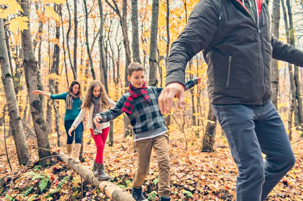 Ett porträtt av en ung familj i höstparken — Stockfoto