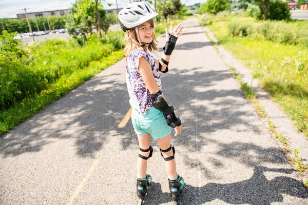 Child on inline skates. Little girl skating on sunny summer day. — Stock Photo, Image