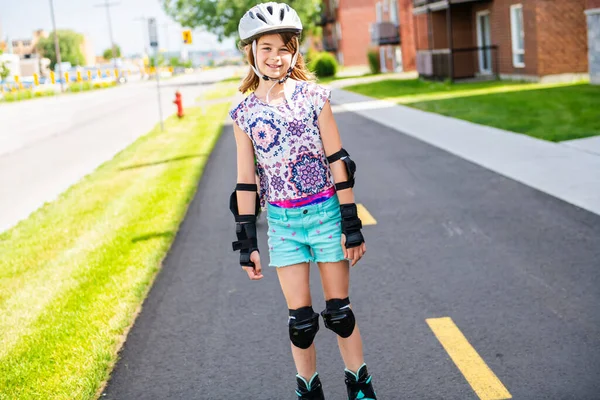 Enfant en patins à roues alignées. Petite fille patinant sur la journée ensoleillée d'été. — Photo