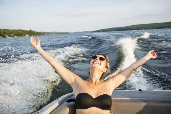 Eine schöne sexy glücklich Mädchen Fahrt auf einem Speedboot — Stockfoto