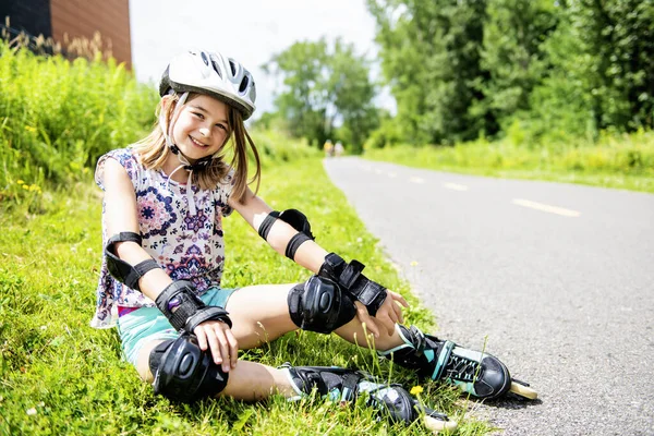 Enfant en patins à roues alignées. Petite fille patinant sur la journée ensoleillée d'été. — Photo