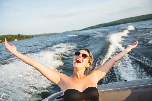 Een mooie sexy gelukkig meisje rijden op een speedboot — Stockfoto