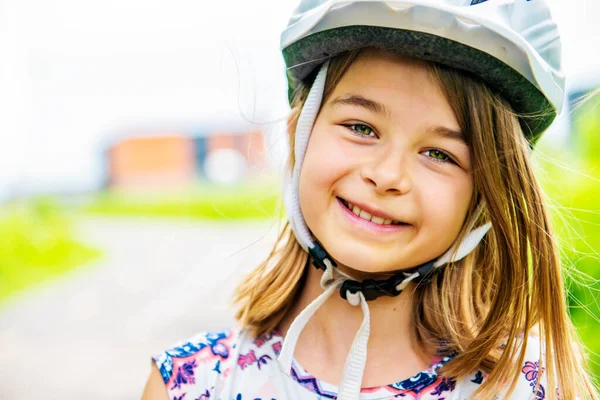 Enfant en patins à roues alignées. Petite fille patinant sur la journée ensoleillée d'été. — Photo