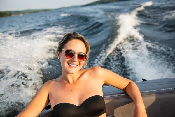 Eine schöne sexy glücklich Mädchen Fahrt auf einem Speedboot — Stockfoto