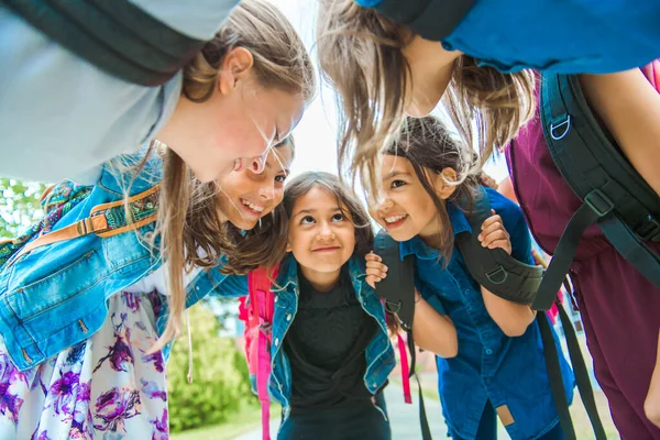 Alcuni ragazzi simpatici sullo sfondo della scuola si divertono — Foto Stock