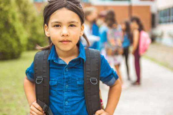 Una studentessa al parco giochi il primo giorno di lezione — Foto Stock