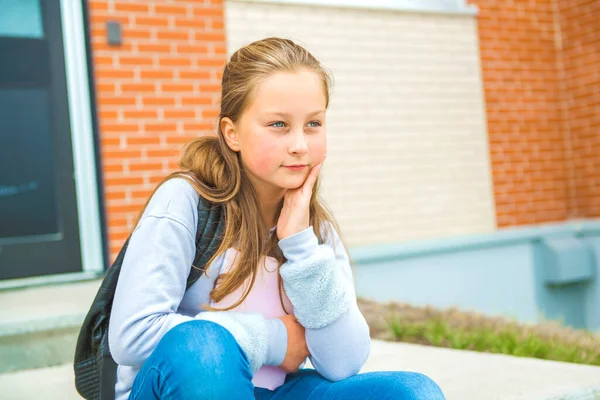 Eine Schülerin am ersten Schultag auf dem Schulhof — Stockfoto