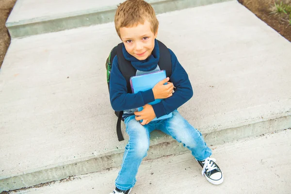 Temps pour l'école Un garçon le premier jour — Photo