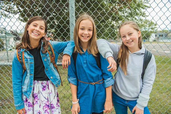 Algumas crianças agradáveis no fundo da escola se divertindo — Fotografia de Stock