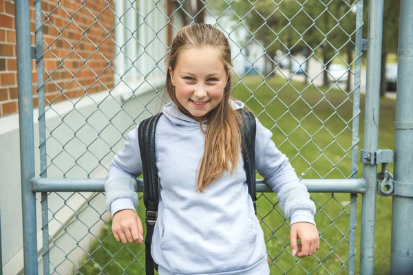 Una studentessa al parco giochi il primo giorno di lezione — Foto Stock