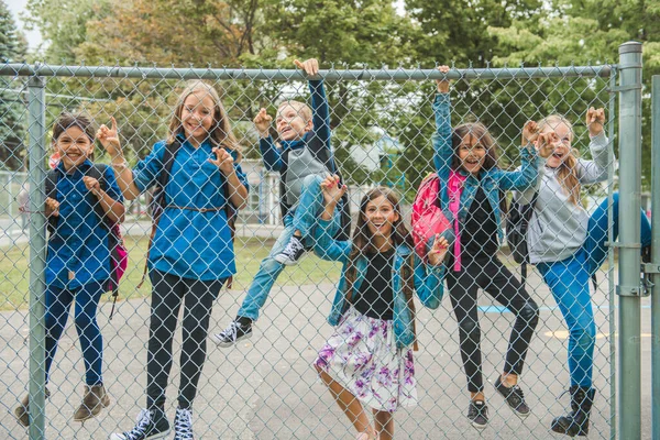 Quelques gentils enfants sur le fond de l'école s'amuser — Photo