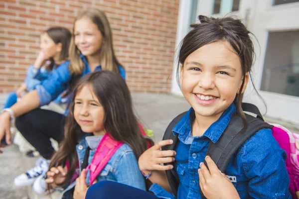 Quelques gentils enfants sur le fond de l'école s'amuser — Photo