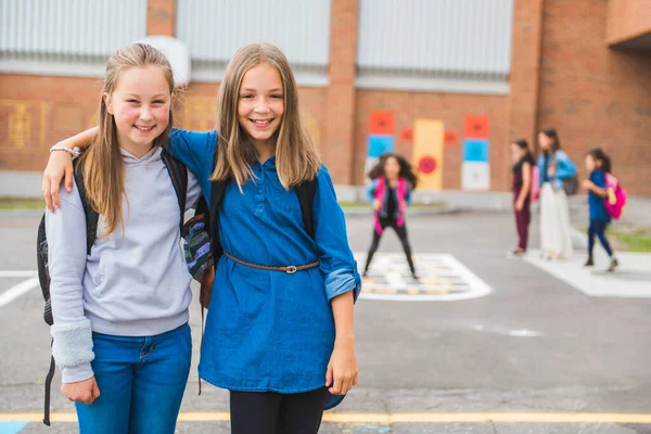 Quelques gentils enfants sur le fond de l'école s'amuser — Photo