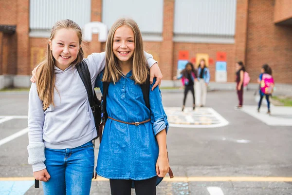 Ein paar nette Kinder im Hintergrund der Schule, die Spaß haben — Stockfoto