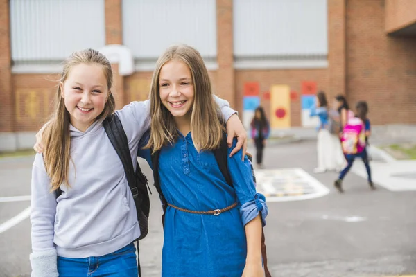 Ein paar nette Kinder im Hintergrund der Schule, die Spaß haben — Stockfoto