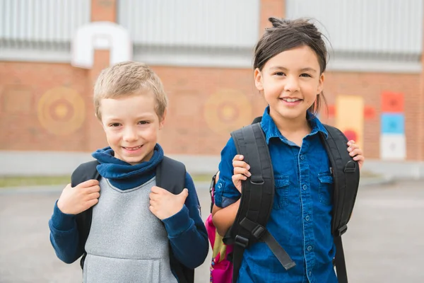 Quelques gentils enfants sur le fond de l'école s'amuser — Photo