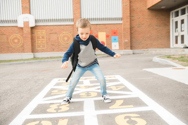 Jogue hopscotch Time no playground da escola. Um menino se divertir jogando — Fotografia de Stock