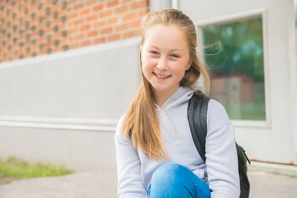 Une élève écolière sur le terrain de jeu le premier jour de classe — Photo