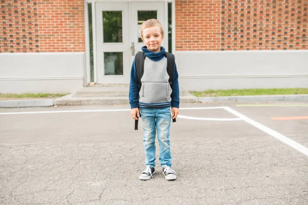 Hora da escola Um menino no primeiro dia — Fotografia de Stock