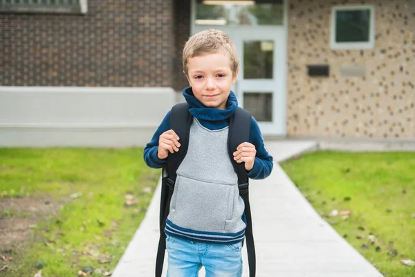 Hora de la escuela Un niño en el primer día — Foto de Stock