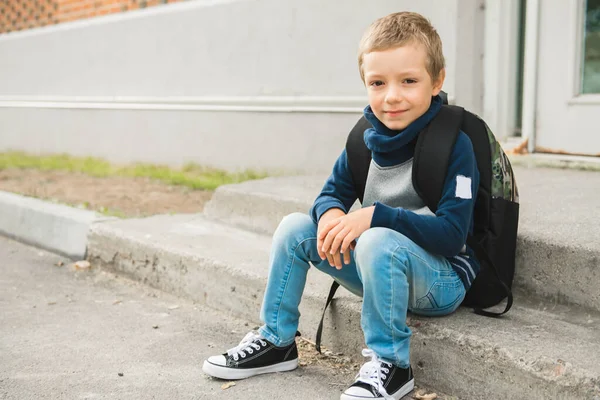 Ώρα για σχολείο Ένα αγόρι την πρώτη μέρα — Φωτογραφία Αρχείου
