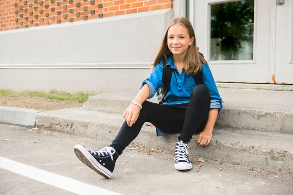 Eine Schülerin am ersten Schultag auf dem Schulhof — Stockfoto