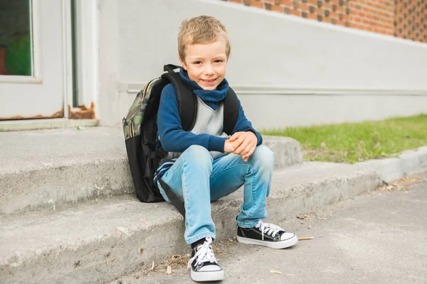 Hora de la escuela Un niño en el primer día — Foto de Stock