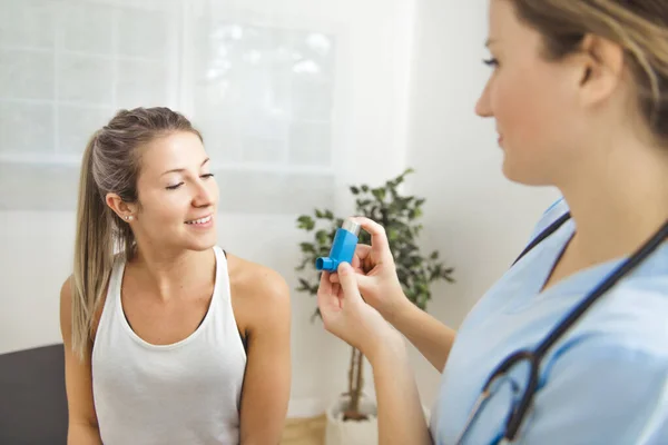 Женщина-астма с доктором в больнице в кризисе — стоковое фото