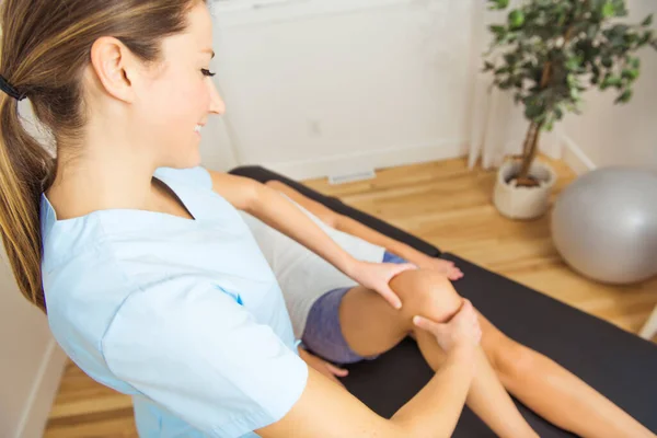 Moderní rehabilitační fyzioterapeut pracující s klientem. pracuje na rameni. — Stock fotografie