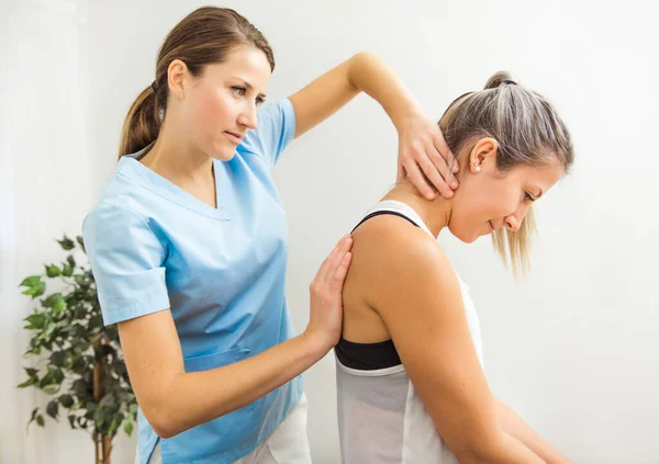 A Modern rehabilitation physiotherapist at work with client — Stock Photo, Image