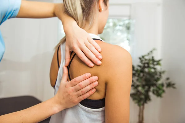 Ein moderner Reha-Physiotherapeut bei der Arbeit mit dem Klienten — Stockfoto