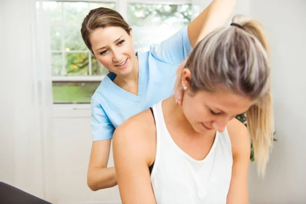 Un fisioterapeuta de rehabilitación moderno en el trabajo con el cliente — Foto de Stock