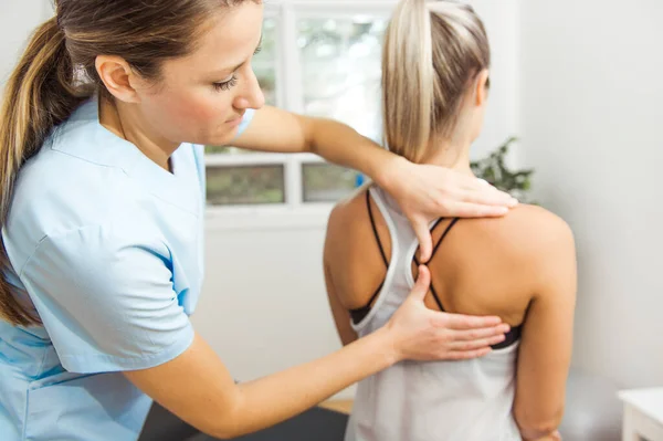 Un fisioterapeuta de rehabilitación moderno en el trabajo con el cliente — Foto de Stock