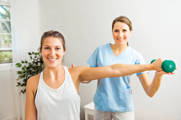 Ein moderner Reha-Physiotherapeut bei der Arbeit mit dem Klienten — Stockfoto